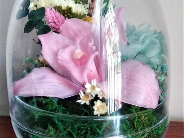 flor preservada en capsula de cristal