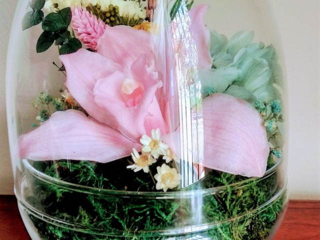 flor preservada en capsula de cristal